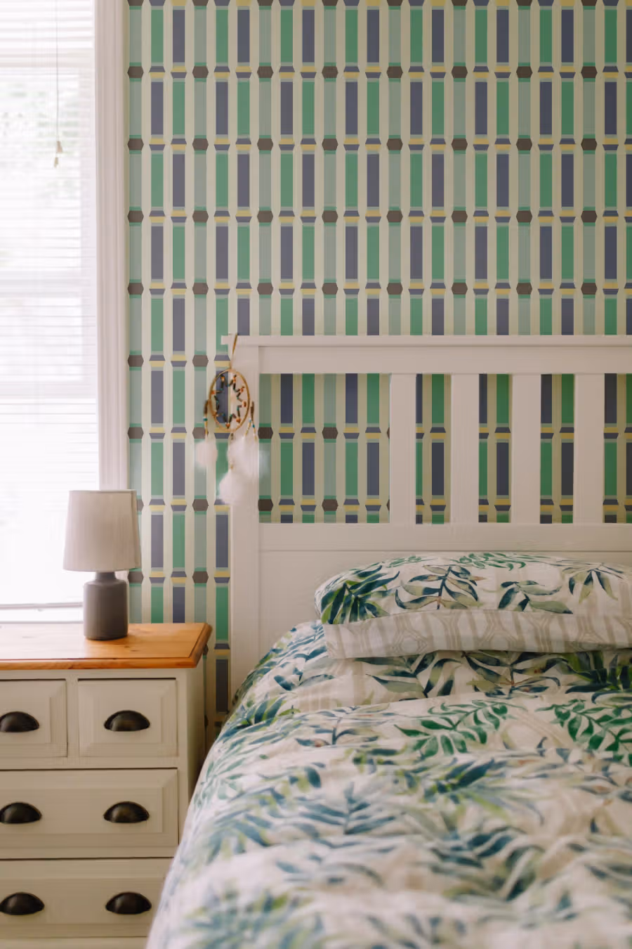 Cameo Wallpaper shown in an editorial setting