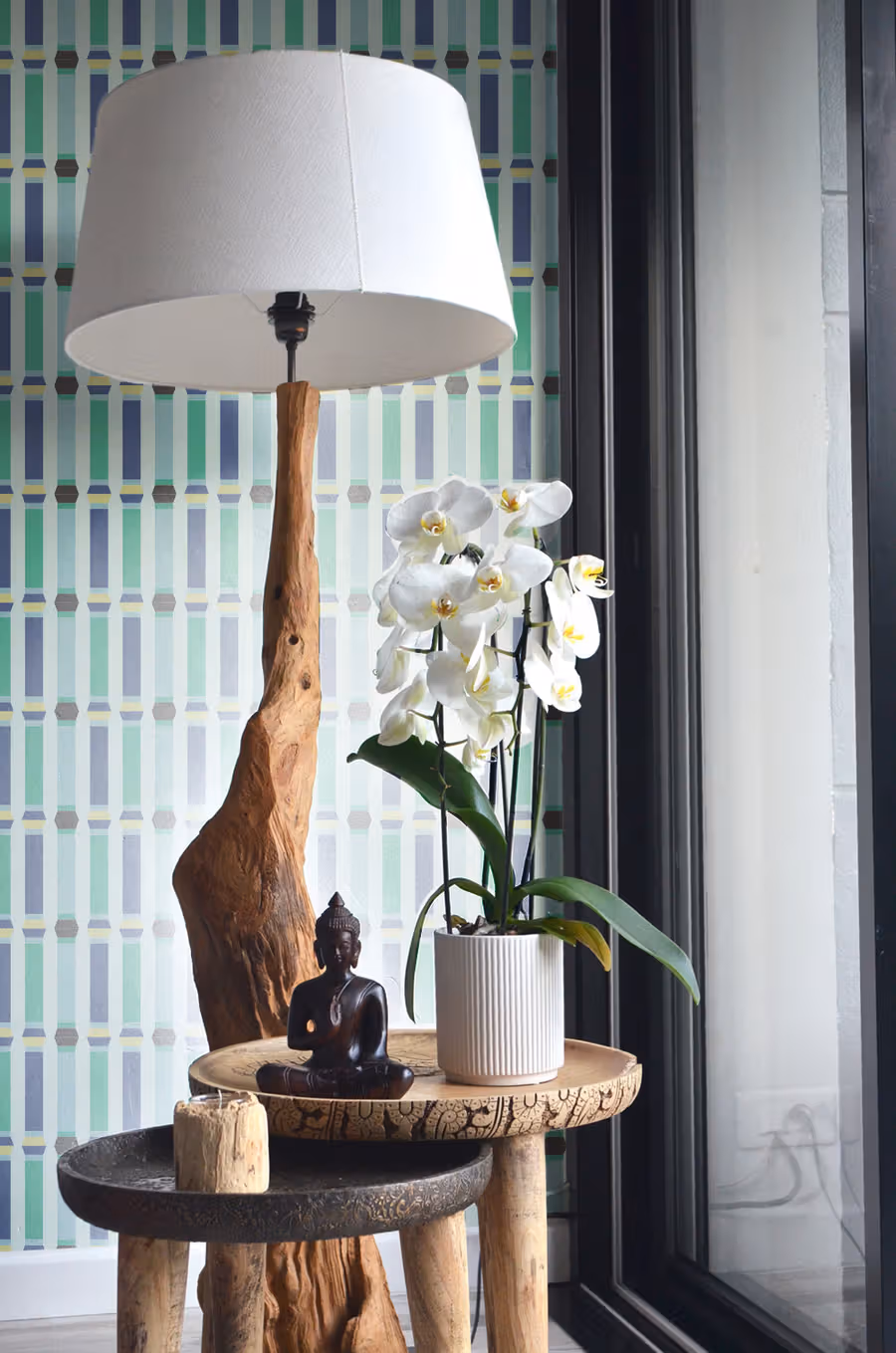 Cameo Wallpaper shown in an editorial setting