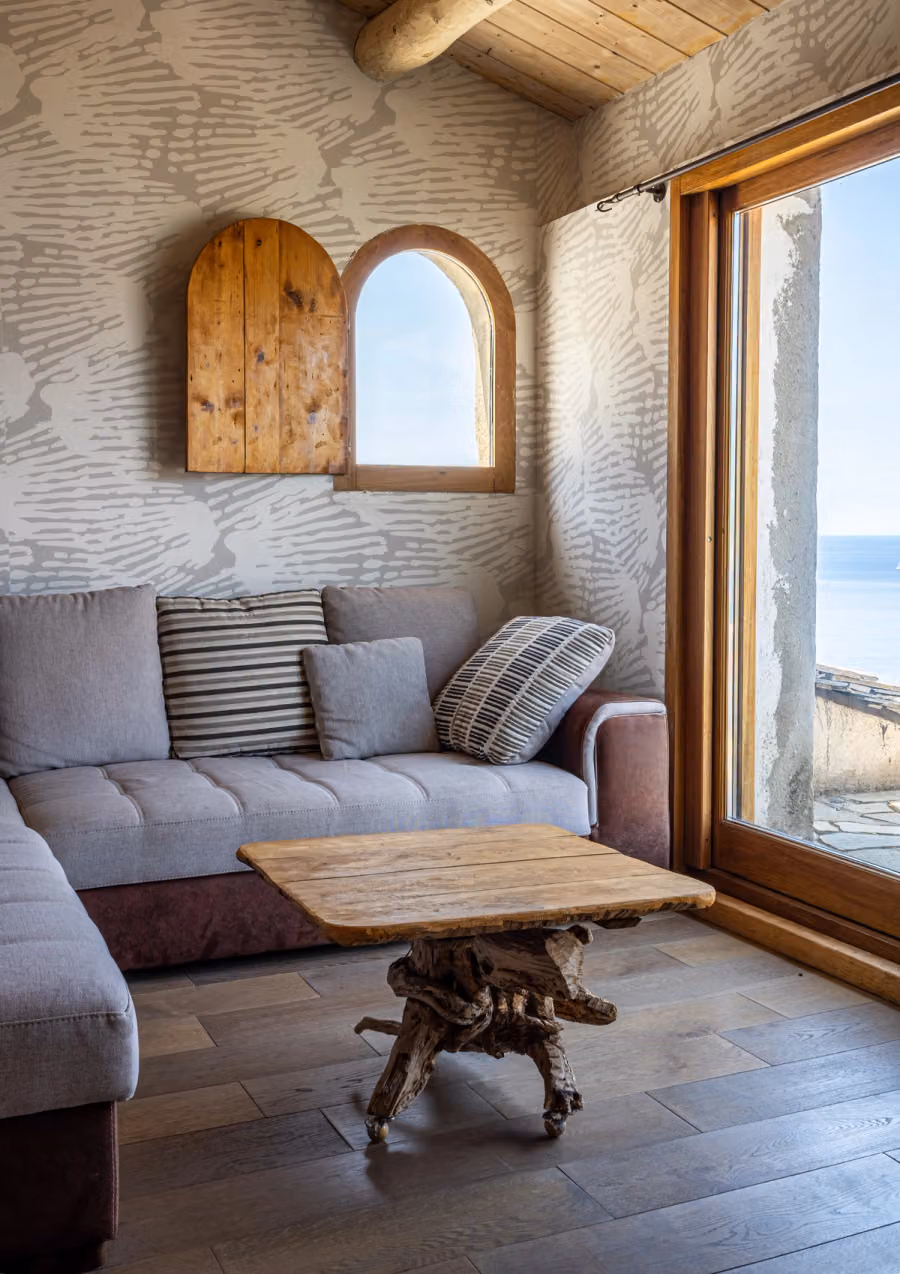 Fluke Wallpaper shown in an editorial setting